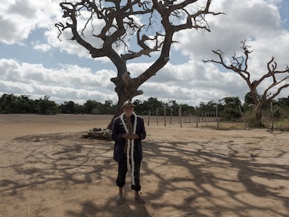 João Alves da Silva a la sombra de un árbol de pequi muerto en la comunidad de Malhada Preta, dentro del APA de la Chapada do Lagoão, en las cercanías de Araçuaí, estado de Minas Gerais, Brasil.