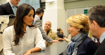 Begoña Villacís (izquierda), portavoz de Ciudadanos, con Esperanza Aguirre, del PP.