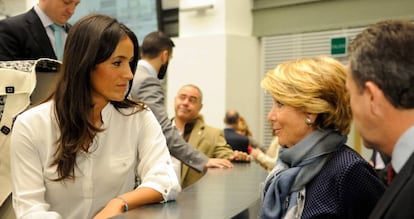 Bego&ntilde;a Villac&iacute;s (izquierda), portavoz de Ciudadanos, con Esperanza Aguirre, del PP. 