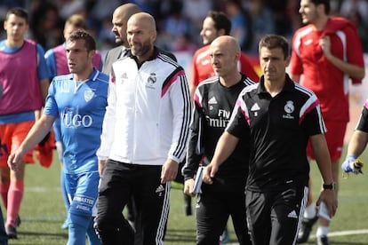 Zidane, junto a Santiago S&aacute;nchez, en un partido del Castilla.