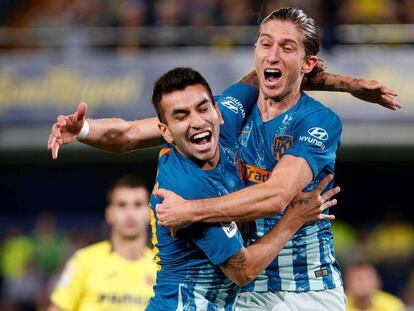 Jugadores del Atlético de Madrid celebran su primer gol en el partido de hoy frente al Villarrreal.