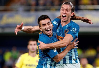 Jugadores del Atlético de Madrid celebran su primer gol en el partido de hoy frente al Villarrreal.