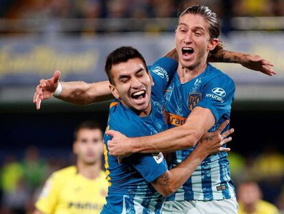 Jugadores del Atlético de Madrid celebran su primer gol en el partido de hoy frente al Villarrreal.