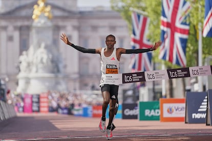 Sabastian Sawe cruza la meta en el maratón de Londres.
