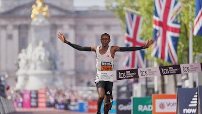 Sabastian Sawe cruza la meta en el maratón de Londres.