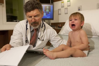 Beb&eacute; llorando en la consulta del m&eacute;dico 