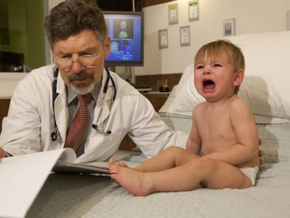 Beb&eacute; llorando en la consulta del m&eacute;dico 