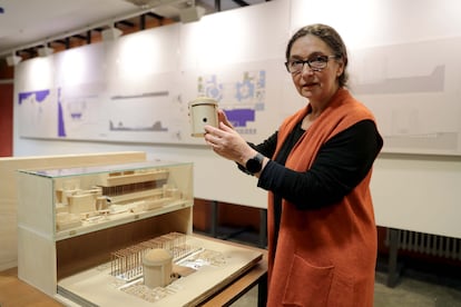 La arquitecta Carmen Abad muestra una maqueta de la central nuclear de Lemoiz en el Colegio de Arquitectos de Bizkaia.