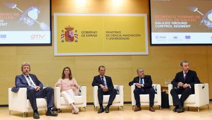 El ministro de Ciencia, Innovación y Universidades, Pedro Duque (c), acompañado por (de izda. a dcha.) el director de Navegación de la ESA, Paul Verhoef; la secretaria general de Transportes, María José Rallo del Olmo; Segundo Augusto González y el director general de GMV Jesús Serrano, durante la presentación del proyecto para el mantenimiento y desarrollo del segmento terreno de control del sistema de navegación Galileo.