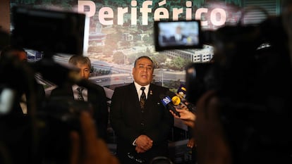 El presidente del Consejo de Ministros, Gustavo Adrianzén, habla tras el acto de adjudicación del proyecto del anillo vial de Lima, en Lima (Perú).