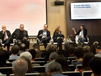 Des de l'esquerra: Lluís Bassets, director adjunt de EL PAÍS; Màrius Carol, director de La Vanguardia; Jordi Grau, director adjunt de El Punt Avui; Enric Hernández, director d'El Periódico; Esther Vera, directora del Diari ARA.