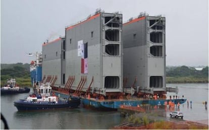 Imagen facilitada por Sacyr de la llegada de las compuertas del Canal de Panamá