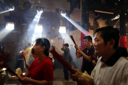 Celebración del Año Nuevo chino en el templo Dharma Sakti en Jakarta (Indonesia).