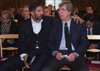 Dino Zoff, derecha, charla con Buffon, el pasado mes de octubre.