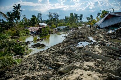 Una persona observa los daños causados por el tsunami, en Petobo, el 1 de octubre.