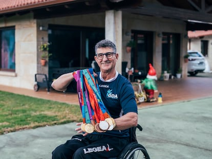 Chano Rodríguez con sus medallas durante su entreno en una piscina de Vigo.