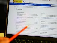 Una persona hace el borrador de su declaración de la renta en un ordenador, a 8 de abril de 2026, en Madrid (España)