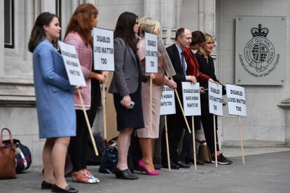 Manifestantes antiabortistas, durante una protesta esta mañana ante al sede de la Corte Suprema Británica en Londres