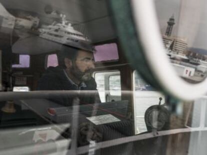 El vaixell, que ha rescatat milers d’immigrants al Mediterrani, està retingut al port de Barcelona des del 8 de gener. Foment al·lega incompliments i l’ONG ho considera una decisió política que ha costat més de 500 vides
