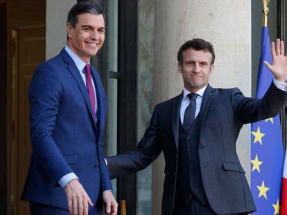 Pedro Sánchez y Emmanuel Macron, en el palacio del Elíseo, en París.