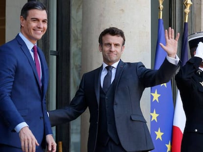 Pedro Sánchez y Emmanuel Macron, en el Palacio del Elíseo, en París.