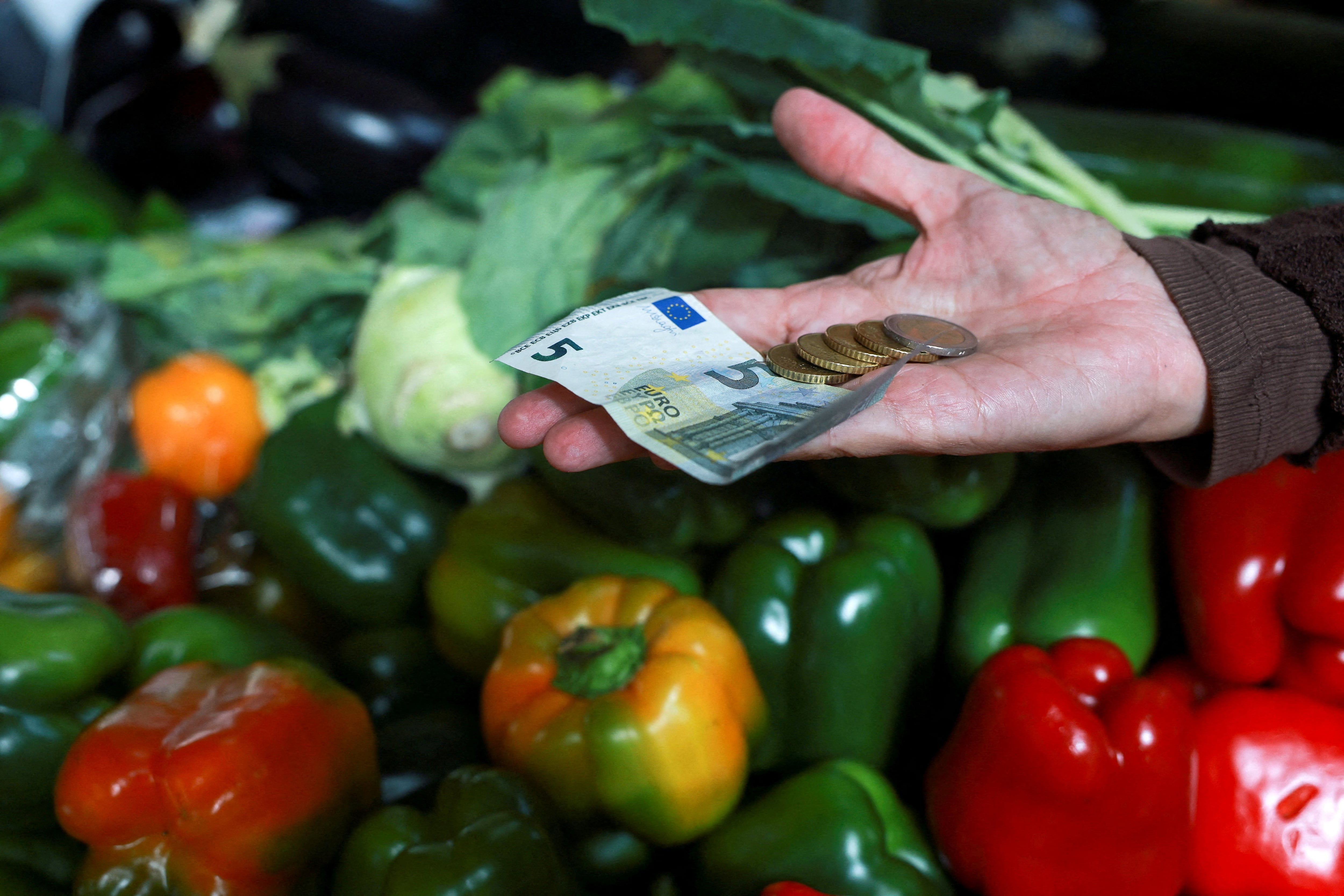 El euro acelera su debilidad azotado por la subida vertical de la prima de riesgo francesa y las apuestas bajistas