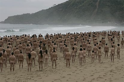 Instalacion del fotógrafo Spencer Tunick en la playa de la Zurriola del barrio de Gros de San Sebastián.