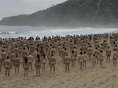 Instalacion del fotógrafo Spencer Tunick en la playa de la Zurriola del barrio de Gros de San Sebastián.