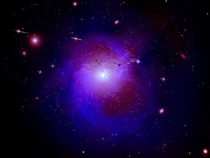 Imagen compuesta del cúmulo de galaxias Perseo utilizando datos del observatorio de rayos X Chandra de la NASA, XMM-Newton de la ESA y el telescopio Hitomi, que buscan materia oscura.