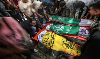 Funeral de un hombre y sus dos hijos muertos el miércoles en un bombardeo israelí en Gaza.