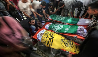 Funeral de un hombre y sus dos hijos muertos el miércoles en un bombardeo israelí en Gaza.