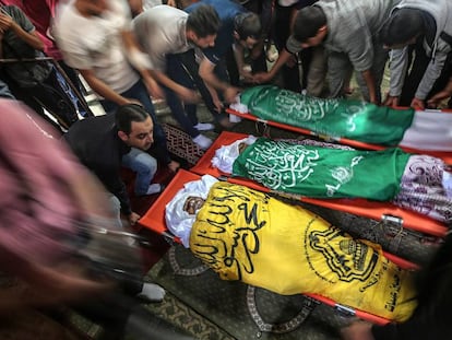 Funeral de un hombre y sus dos hijos muertos el miércoles en un bombardeo israelí en Gaza.