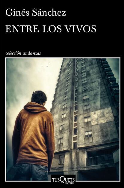 "Regresa Ginés Sánchez con una novela sobre nuestro tiempo, Entre los vivos. Y cuando digo nuestro tiempo me refiero a los años que van desde 2008 al actual. Los años de la gran crisis. Si los protagonistas de La conquista del aire (1998), de Belén Gopegui, hablaban de dinero contante y sonante, de gente treintañera que pedía dinero prestado para llegar a fin de mes, hoy el autor de Los gatos pardos habla de cómo un joven desocupado tiene que alimentarse de arroz hervido con salchichas de Fráncfort un día sí y otro también, y de desayunos y meriendas a base de galletas con chocolate de las más baratas. Estos elementos que describo pueden parecerle al lector detalles, aparte de prosaicos, insignificantes. Y sin embargo son su sal esencial. Y sus significantes. Y si a ello se le suma un ejercicio estilístico que nos informa sobre cómo redimensionar naturalismo y realismo para convertirlos en una poética personalísima de representación novelística, entonces convendremos en que estamos ante una novela distinta". Por J. ERNESTO AYALA-DIP