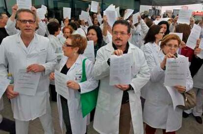 Trabajadores del hospital La Fe, esta mañana, durante la protesta por las deficiencias del nuevo centro.