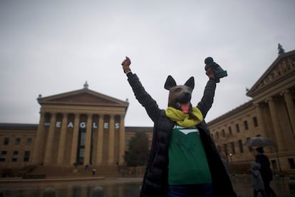 Un aficionado con el rostro cubierto con la popular mascara de "Under Dog" frente al Museo de Arte de la ciudad de Filadelfia, horas antes de que comience la Super Bowl.