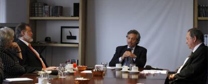 El ex ministro de Exteriores Rafael Bielsa; Alberto Fernández, ex jefe de gabinete de Néstor Kirchner, y Rodolfo Terragno, ex jefe de gabinete de Fernando De la Rúa (de izquierda a derecha), durante la discusión, con la corresponsal del periódico en Argentina, Soledad Gallego-Díaz.