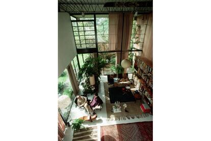 Parte hogar bohemio, parte laboratorio de sus experimentos estéticos y de funcionalidad, la estructura es inspiradora y permite atisbar la vida cotidiana de los Eames, que aparecen en la sala de estar en la imagen.