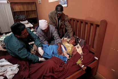 “Vemos a Margarita Guarachi, de 34 años, dando a luz en una sala con adecuación cultural en el hospital de Coro Coro. La foto es importante porque vemos que, además de su marido, están juntos el doctor y la partera, algo muy importante porque se busca la interacción entre la medicina tradicional y la medicina moderna: que una aprenda de la otra. Las salas con adecuación cultural están promovidas por Médicos del Mundo junto a hospitales y al Ministerio de Salud boliviano. Son habitaciones acondicionadas como si fuesen las casas de las mujeres que van a dar a luz. ¿Por qué hay un índice alto de mortalidad materno infantil? Porque hay mujeres que se desangran en su casa y bebés que se mueren por no recibir un tratamiento adecuado, que sería muy accesible si estuvieran en un hospital. Las mujeres de la etnia aymara tienen miedo de ir a los hospitales porque hay un cierto abuso de las cesáreas. Son mujeres que trabajan en el campo, que tienen condiciones de vida complicadas y no pueden permitirse tener una herida en el vientre mucho tiempo porque les impide trabajar”.