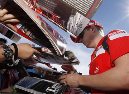 Raikkonen firma autógrafos durante el Gran Premio de Australia.