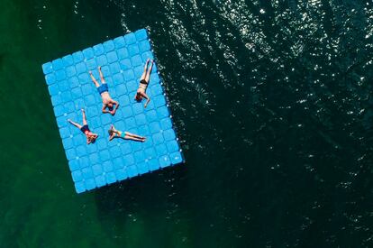 Vista aérea de varias personas disfrutando del sol en una plataforma en el lago Helene cerca de Francfort del Oder, Alemania.