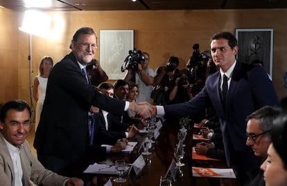 Mariano Rajoy y Albert Rivera, durante la firma de su pacto de investidura. 