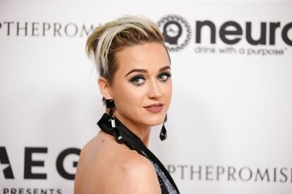 La cantante Katy Perry posa en la alfombra roja de la fiesta.