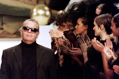 El público aplaude al diseñador alemán Karl Lagerfeld al final del desfile de su colección en París, en 1994.