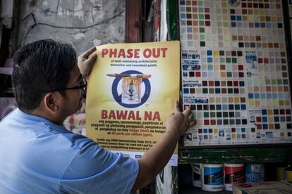 Hoy, el 85% de la pintura que se fabrica en el mercado filipino está libre de este contaminante. El mérito es Manny Calonzo, un activista de 54 años que lleva más de 30 trabajando por los derechos de los consumidores. Calonzo forzó al Gobierno de Filipinas a prohibir la producción, venta y uso de pinturas con plomo. Y él mismo creó una certificación alternativa para asegurar la inocuidad de lo que se produce en las fábricas y de lo que se utiliza para pintar, por ejemplo, las escuelas del país. Lo logró tras años de insistencia: desde 2008, encabezando la organización EcoWaste, con la que documentó los efectos de esta pintura y la exposición ubicua a la que se enfrentaban los ciudadanos; hasta 2013, año en el que el Gobierno estableció un límite a la concentración de plomo en la pintura. En la actualidad, Calonzo supervisa estudios sobre este metal en Mongolia, Pakistán, Malasia y Vietnam y trabaja para que las empresas de pintura de Sri Lanka, Bangladés y Nepal adopten su sistema de certificación.