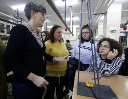 Sira Muñoz, coordinadora de programas internacionales del IES Lluís Vives, con las alumnas.