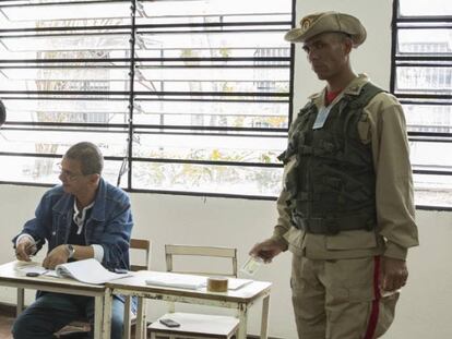 Una ciudadana vota en un colegio electoral de Caracas, el domingo. 