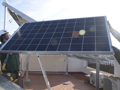 Un trabajador ajustando un panel solar de la Agencia Andaluza de la Energía.