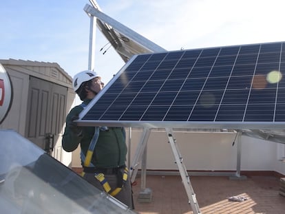 Un trabajador ajusta un panel solar de la Agencia Andaluza de la Energía.