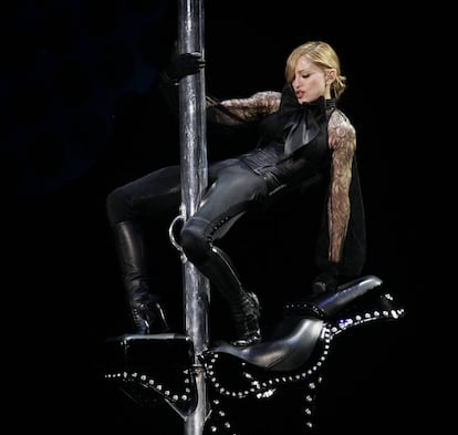 Madonna durante la actuación de 'Like a Virgin' en el Confessions Tour en 2005, a lomos de un caballo mecánico.