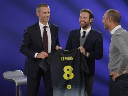 El presidente de la UEFA, Aleksander Ceferin, junto a Juan Mata y Jurgen Griesbeck, cofundadores de Common Goal.